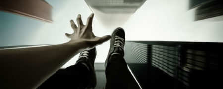 بهترین روش ها برای زنده بیرون آمدن از آسانسوری که در حال سقوط آزاد است