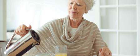 چرا افراد سالمند شب ها زود خوابیده و صبح ها زود بیدار می شوند؟