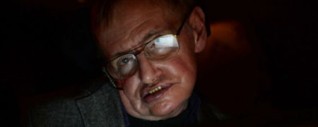 استیفن هاوکینگ؛ فیزیکدان خارق‌العاده‌ای که تنها به کمک عضله گونه اش حرف می زد