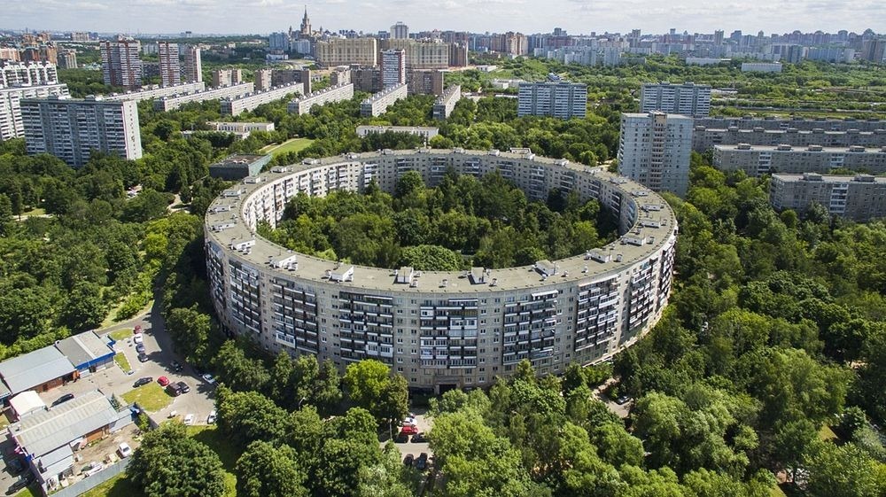 نگاهی به مجتمع مسکونی عجیب مسکو که شبیه نان حلقه ای است