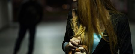 چرا وقتی تنها هستیم احساس می کنیم کسی در حال تماشای ماست؟