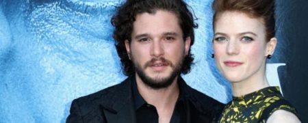 «جان اسنو» گفته به هیچ وجه دوست ندارد مردم با او و «رز لزلی» سلفی بگیرند