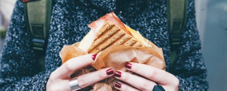 ۸ غذایی که هرگز پیش از مسافرت هوایی نباید بخورید