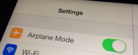 چرا هنگام پرواز باید موبایل را در حالت Airplane قرار داد؟