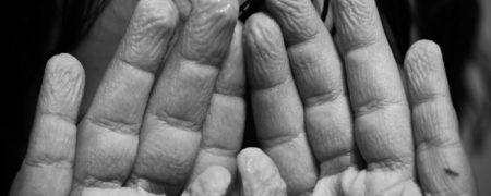 چرا انگشتان دست و پا بعد از خیس شدن طولانی دچار چین و چروک می شوند؟