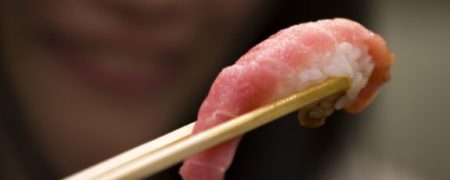 آموزش سوشی خوردن؛ چگونه مثل یک حرفه‌ای ماهی خام بخوریم؟