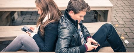 خوشبخت‌ها کمتر پست می‌گذارند