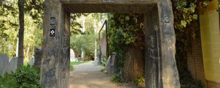 کتیبه گردی صخره ای در کاخ نیاوران تهران