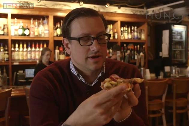 داستان شگفت انگیز مردی که ۲۵ سال است تنها با خوردن پیتزا خود را سیر می کند