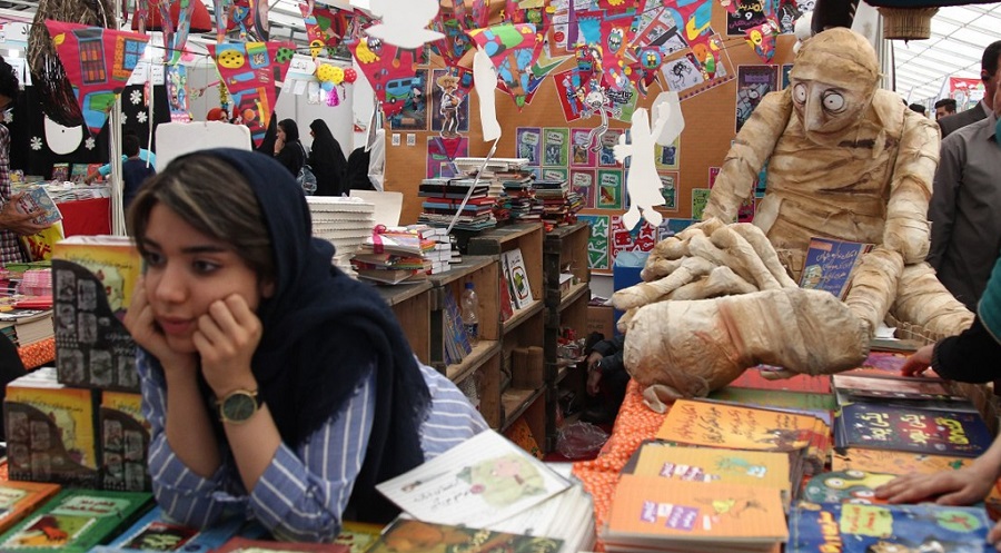دیدار از نمایشگاه کتاب تهران با شعار «نه به کتاب نخواندن»