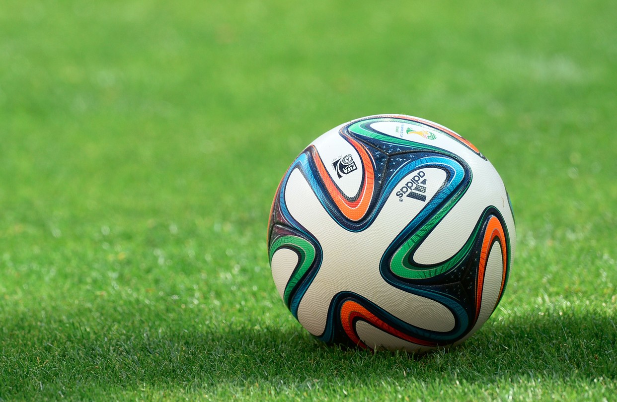 ۵ توپ فوتبال برتر و مرغوبی که بهترین گزینه ها برای بازی در زمین‌های مختلف هستند