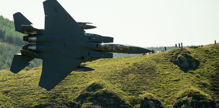 پرواز دور از دسترس رادار: نمایش هوایی خیره کننده خلبانان اف ۱۵ در دره های ولز