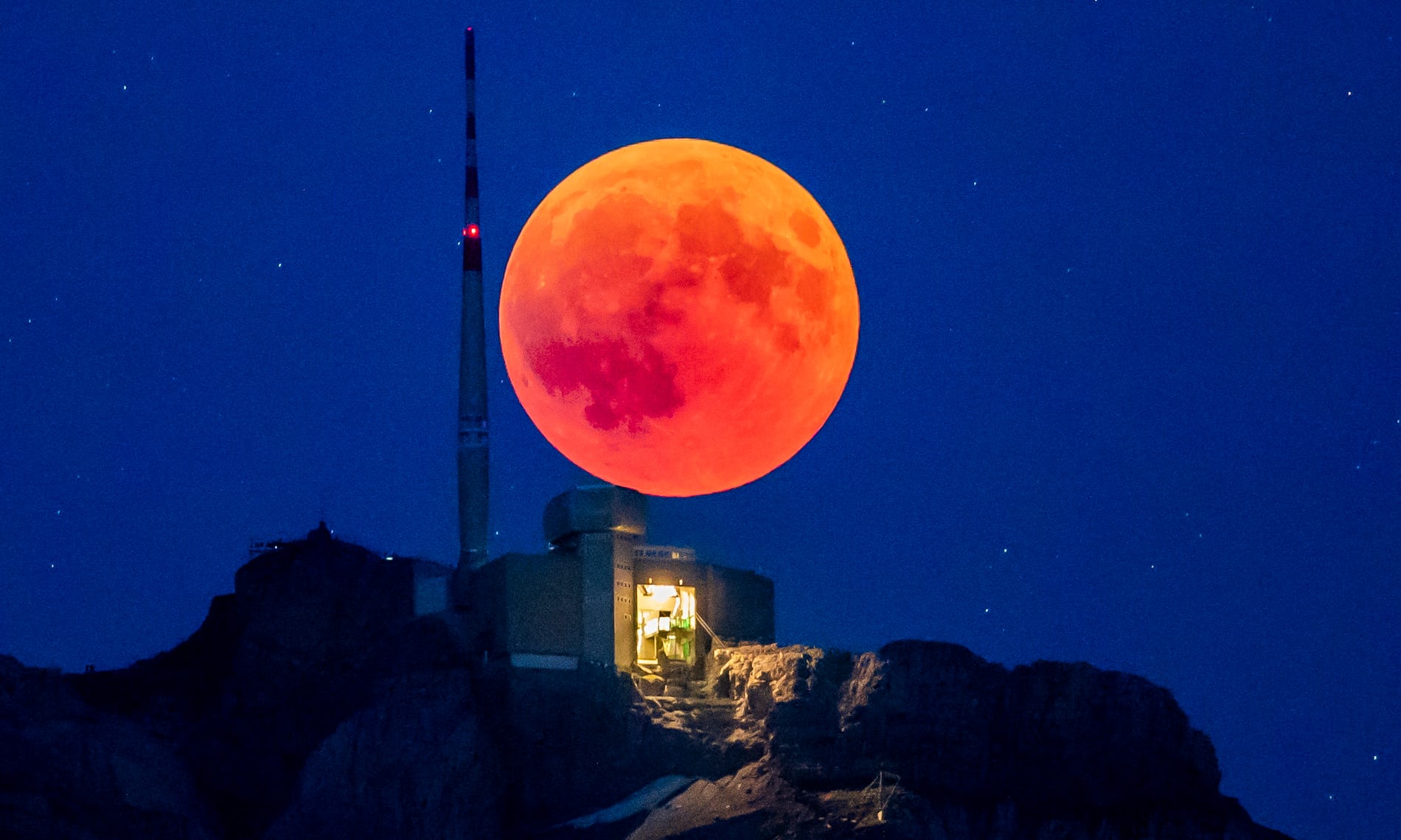 ماه خونین شد؛ دیشب جهان شاهد طولانی‌ترین ماه گرفتگی قرن ۲۰ و ۲۱ بود
