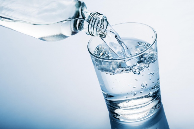 اگر یک‌ماه هر روز ناشتا یک لیوان آب بنوشیم چه اتفاقی در بدن می‌افتد؟