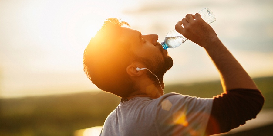 چرا هر قدر آب می خوریم باز هم احساس تشنگی می کنیم؟