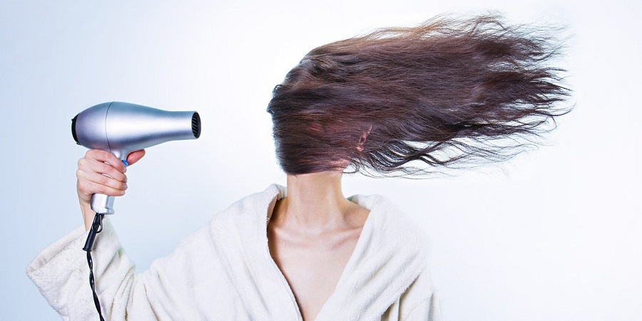 ۱۰ اشتباه رایج هنگام استفاده از سشوار که صدمات زیادی به موها می زند
