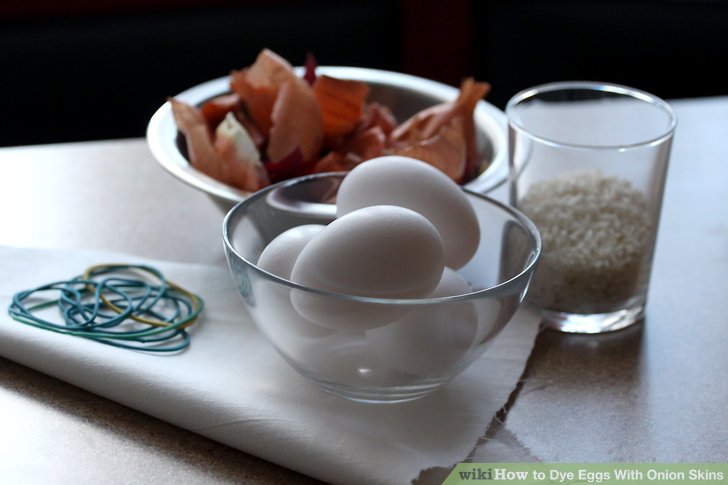 آموزش تصویری رنگ کردن تخم مرغ با پوست پیاز 