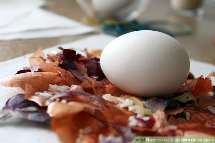 آموزش تصویری رنگ کردن تخم مرغ با پوست پیاز 