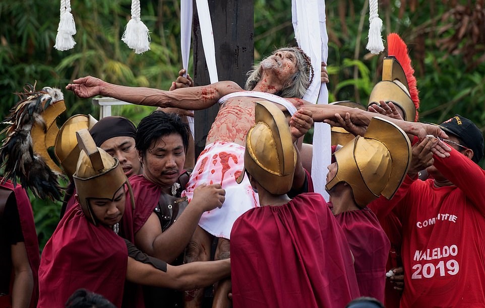 به صلیب کشیده شدن و تازیانه خوردن مسیحیان کاتولیک متعصب فیلیپینی در «آدینه مقدس»