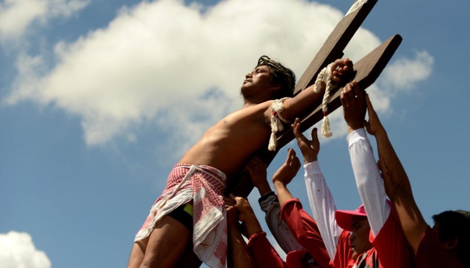 به صلیب کشیده شدن و تازیانه خوردن مسیحیان کاتولیک متعصب فیلیپینی در «آدینه مقدس»