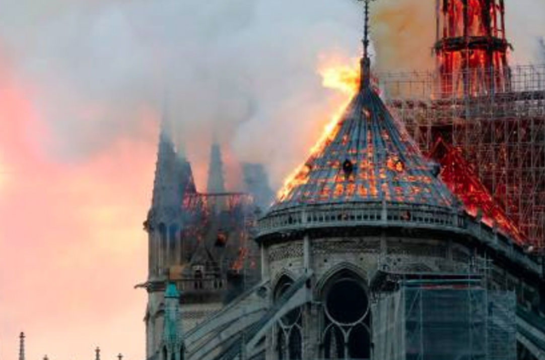 کلیسای نوتردام ؛ زیباترین اثر معماری گوتیک دیشب در آتش سوخت