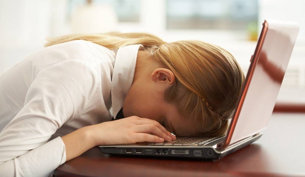 چرا زنان پیش از سیکل قاعدگی دچار اختلال خواب می‌شوند؟