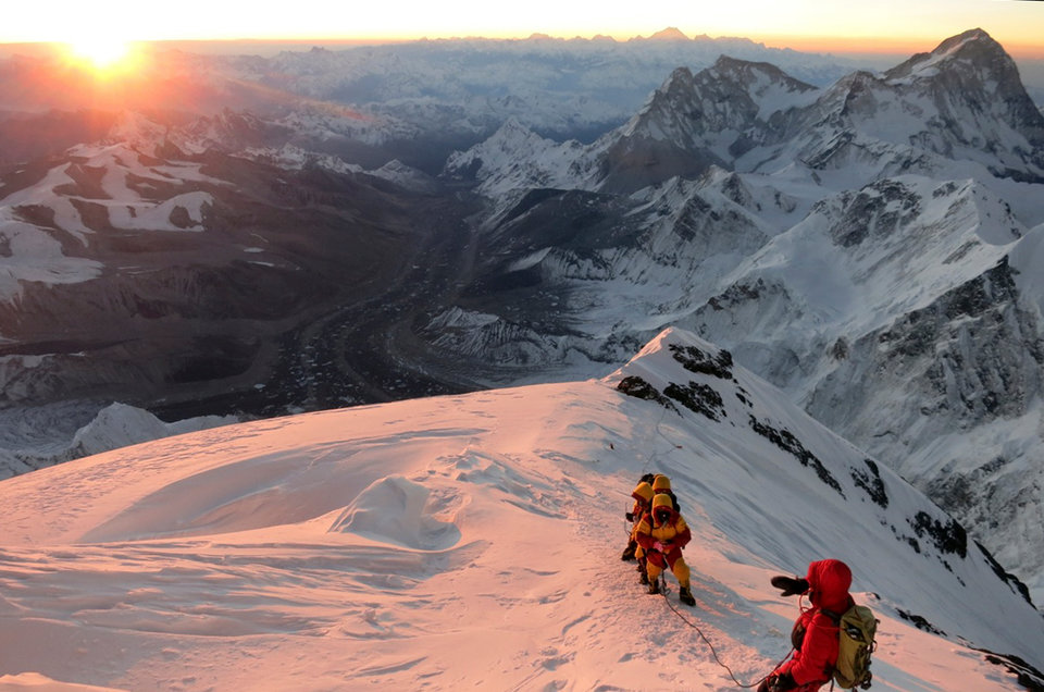 صعود به «اورست»؛ قله ای بر بام دنیا که در آن دیوانگی و مرگ انتظار کوهنوردان را می کشد