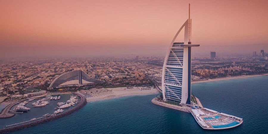 چند حقیقت جالب درباره لوکس ترین هتل دنیا، «برج العرب دبی»؛ از آیپدهای طلا تا منوی بالش