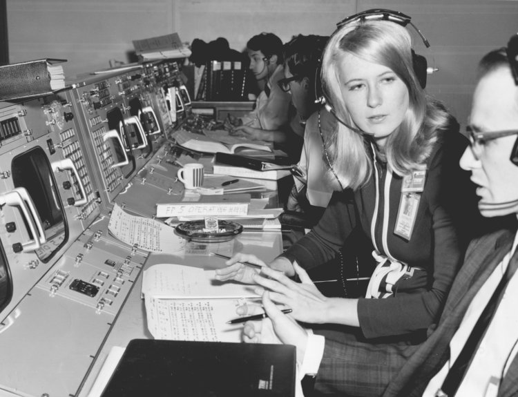 در ادامه این مطلب قصد داریم شما را با 15 زنی آشنا کنیم که نقشی بسیار مهم در فرود فضاپیمای آپولو 11 در 20 جولای 1969 روی کره ماه داشتند.