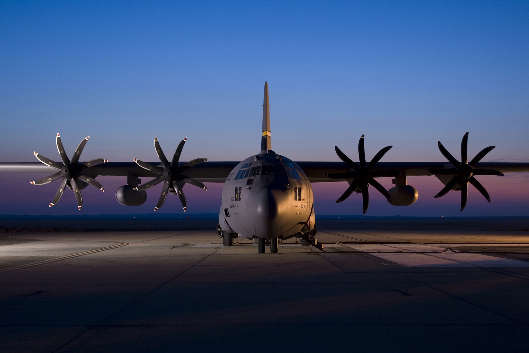 گشتی در درون هواپیمای ترابری C-130 Super Hercules و نسخه‌های مختلف آن
