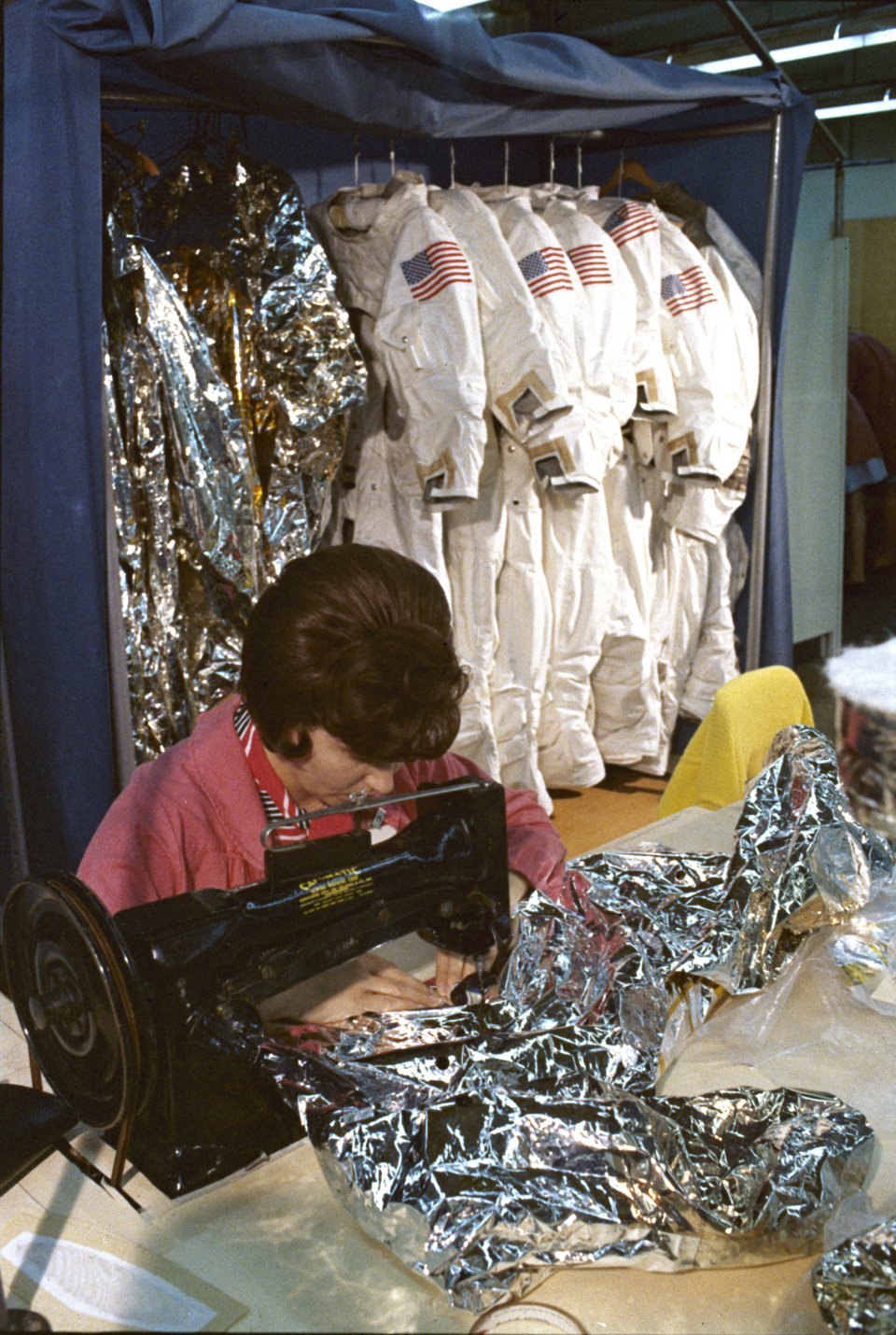 در ادامه این مطلب قصد داریم شما را با 15 زنی آشنا کنیم که نقشی بسیار مهم در فرود اولین انسان ها در 20 جولای 1969 روی کره ماه داشتند.