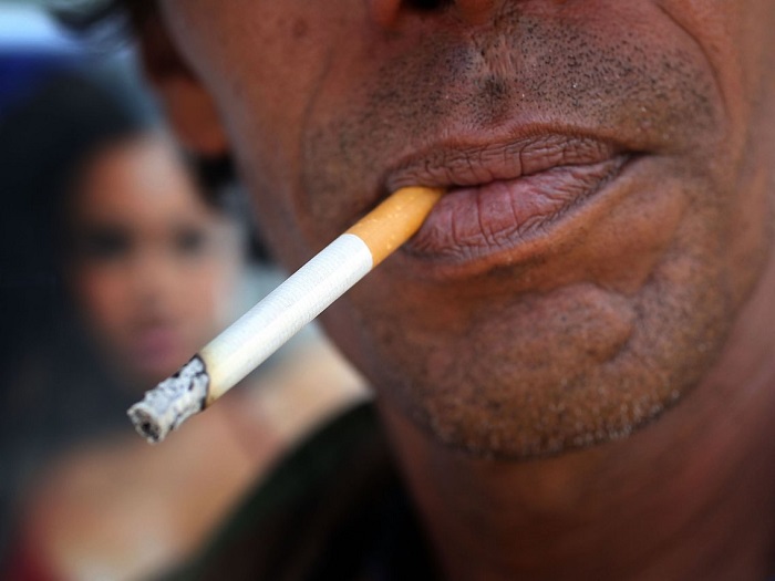 مصرف سیگار می تواند باعث به وجود آمدن چین و چروک و خطوط روی پوست شود.