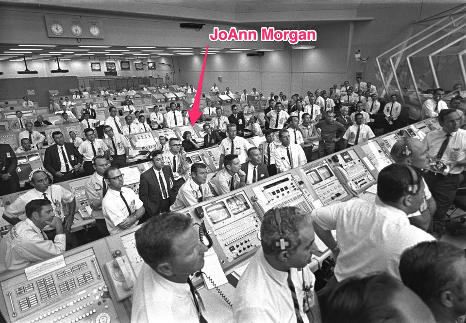 در ادامه این مطلب قصد داریم شما را با 15 زنی آشنا کنیم که نقشی بسیار مهم در فرود اولین انسان ها در 20 جولای 1969 روی کره ماه داشتند.