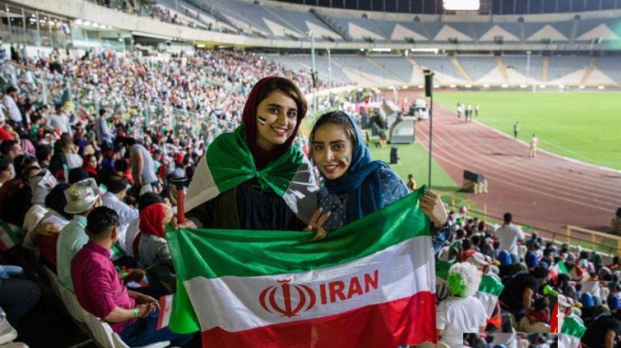 چالش تعویق لیگ برتر فوتبال: حضور زنان در استادیوم‌ ها