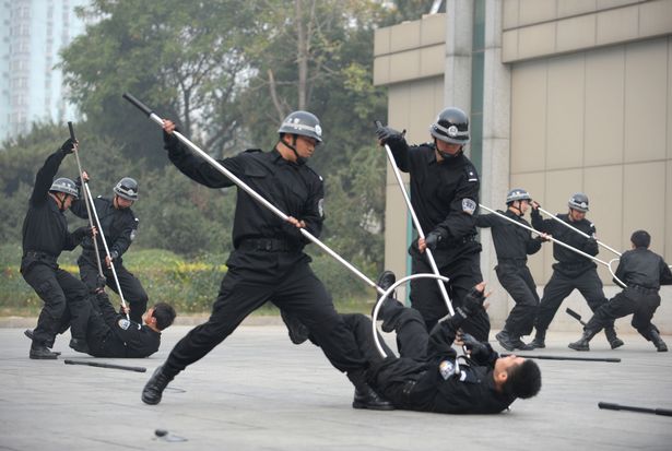 حمایت «جکی چان» از دولت چین و استفاده از چنگال‌های الکتریکی برای حمله به معترضان در هنگ کنگ
