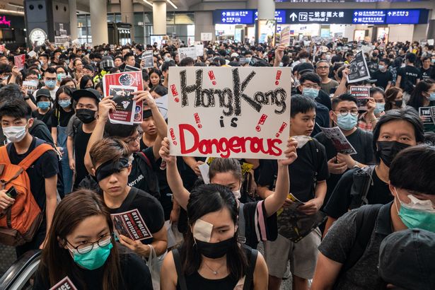 حمایت «جکی چان» از دولت چین و استفاده از چنگال‌های الکتریکی برای حمله به معترضان در هنگ کنگ