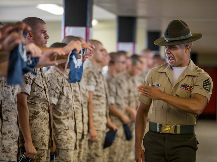 در ادامه می خواهیم تجربه شخصی یکی از سربازان داوطلب تفنگداران ویژه دریایی در مرحله اولیه آموزشی در یکی از این پادگان ها را با شما به اشتراک بگذاریم.