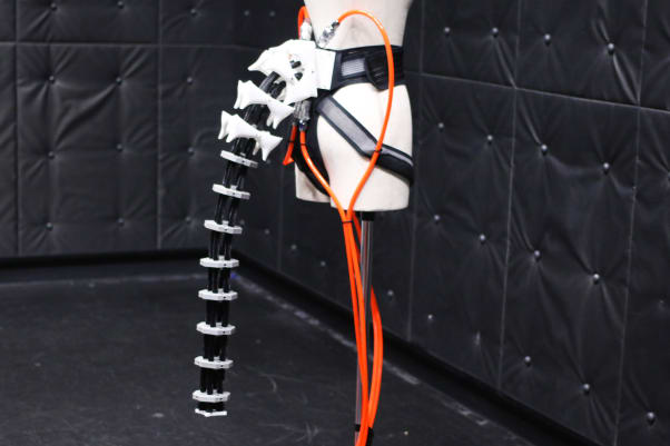 تیمی از محققان دانشگاه کیو در توکیو، یک دم رباتیک انسانی پوشیدنی را طراحی کرده اند که از طریق یک کمربند به بدن متصل شده و به شخصی که آن را پوشیده کمک می کند که تعادلش را حفظ نماید