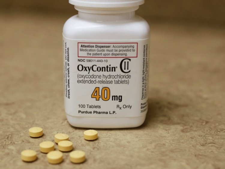 اکسی کانتین (oxycontin) یک داروی مُسکن بسیار قوی برای دردهای شدید و طولانی مدت (مانند دردهای ناشی از سرطان، کمر درد مزمن و آرتروز) است که در آن از یک ترکیب اعتیاد آور و مخدر به نام اکسی کودون (Oxycodone) استفاده شده است.