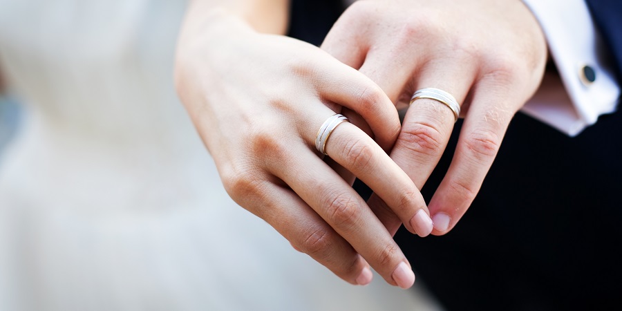 چرا حلقه ازدواج را در انگشت چهارم دست چپ می اندازیم؟