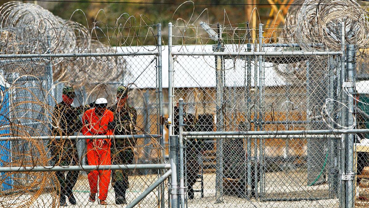 مجموعه زندان واقع در خلیج گوانتانامو (Guantánamo)، ایستگاه دریایی ساخته شده در خاک کوبا که پس از حملات یازده سپتامبر به محلی برای زندانی کردن و بازجویی از تروریست های دستگیر شده تبدیل شد 