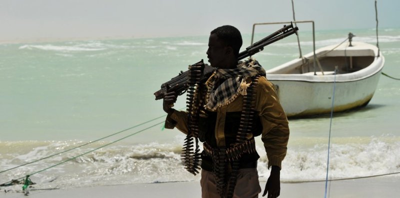 در عصر جدید نیز شکلی جدید از دزدی دریایی و نسلی به همان اندازه خشن از دزدان دریایی شکل گرفته اند که بر پهنه ای از اقیانوس حکمرانی می کنند و پایتخت آن ها کشوری است آفریقایی: سومالی