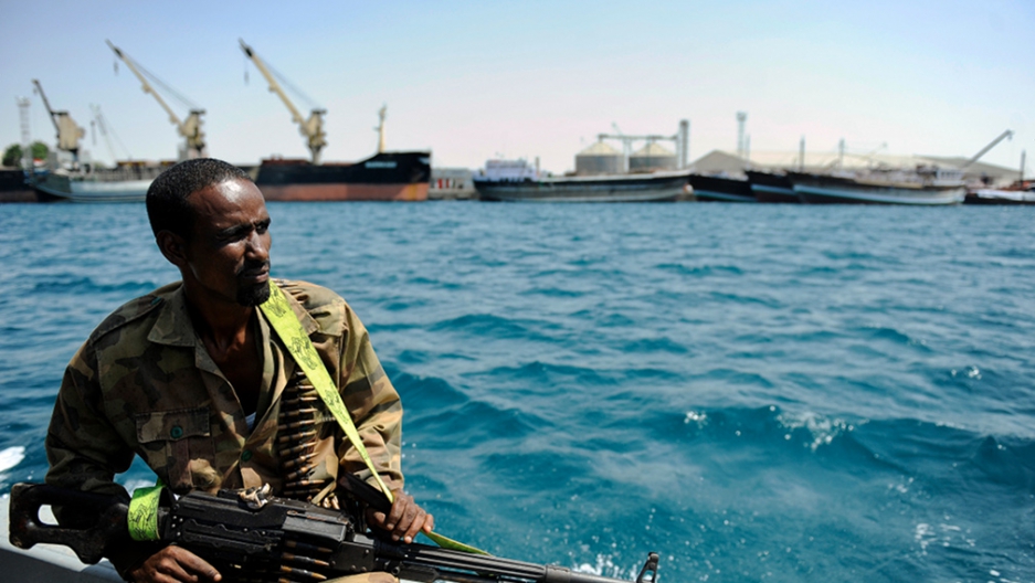 در عصر جدید نیز شکلی جدید از دزدی دریایی و نسلی به همان اندازه خشن از دزدان دریایی شکل گرفته اند که بر پهنه ای از اقیانوس حکمرانی می کنند و پایتخت آن ها کشوری است آفریقایی: سومالی