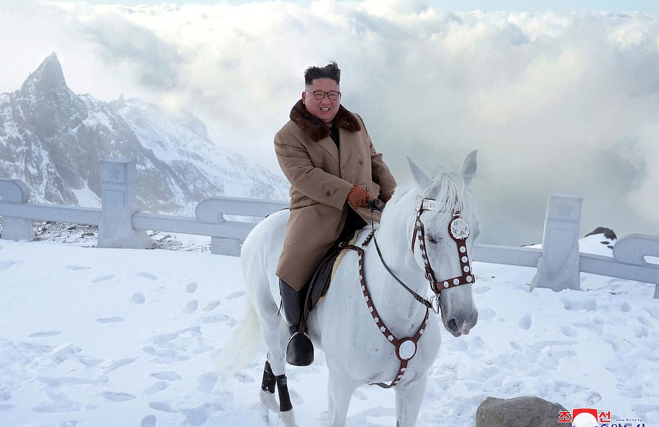در آخرین پرده از ماجراجویی های تبلیغاتی کیم جونگ اون، رهبر کره شمالی ، تصاویری از او سوار بر یک اسب زیبا در منظره ای زیبا و در کوهستانی برفی که از نظر بسیاری از کره ای ها مکانی مقدس انگاشته می شود منتشر شده است.