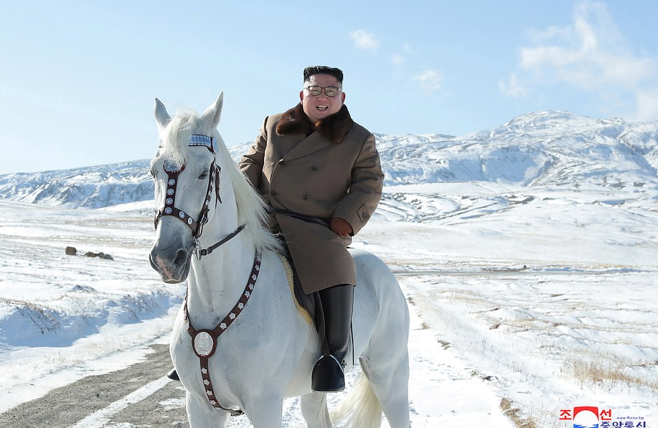 در آخرین پرده از ماجراجویی های تبلیغاتی کیم جونگ اون، رهبر کره شمالی، تصاویری از او سوار بر یک اسب زیبا در منظره ای زیبا و در کوهستانی برفی که از نظر بسیاری از کره ای ها مکانی مقدس انگاشته می شود منتشر شده است.