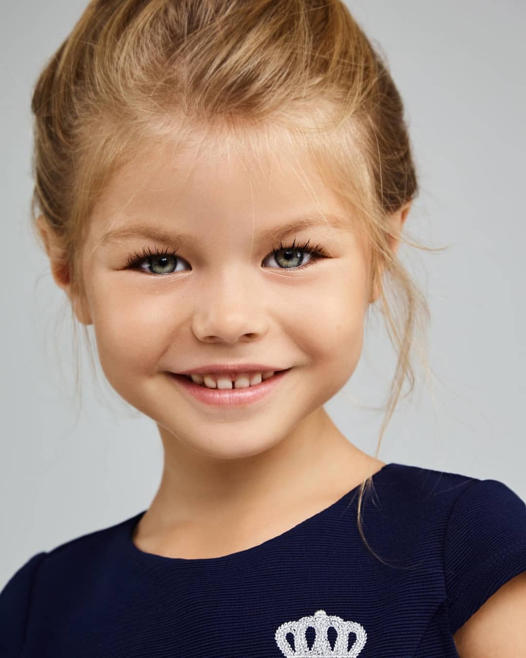 یک کودک-مدل بسیار زیبای روسی که بسیاری او را «زیباترین دختر جهان» لقب داده اند بیش از 22.000 فالوور در اینستاگرام دارد. آلینا یاکوپووا (Alina Yakupova)، 6 ساله و اهل مسکو از سن 4 سالگی وارد عرصه مدلینگ شده