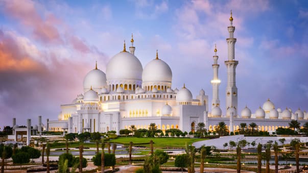 مسجد جامع شیخ زاید ابوظبی بزرگ ترین و زیباترین مسجد امارات متحده عربی به شمار آمده و تنها در نیمه اول سال جاری، 4 میلیون گردشگر از آن بازدید کرده اند.