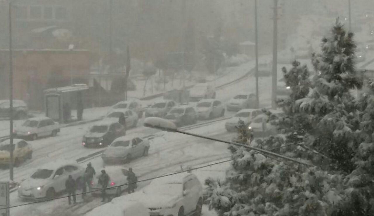 بارش برف پاییزی و بنزین ۳۰۰۰ تومانی و ترافیک شدید تهران