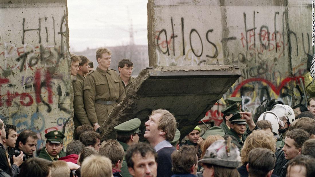 امروز نهم نوامبر مصادف است با سالروز فروپاشی دیوار برلین، دیواری که به مدت نزدیک به 30 سال شهر برلین را به دو بخش غربی و شرقی تقسیم کرده بود 