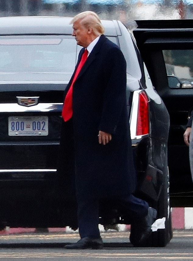 دونالد ترامپ، رییس جمهور ایالات متحده، در گافی تازه، بار دیگر در حالی که یک تکه دستمال توالت به کفش هایش چسبیده بود مشاهده شده است.